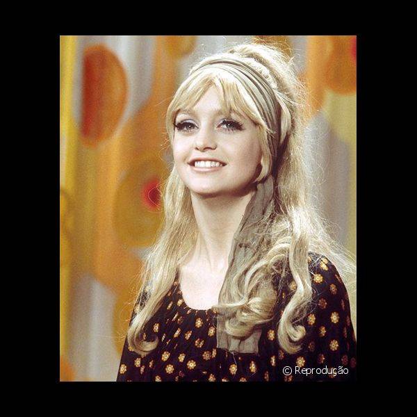 Para dar um ar corado a seus labios, Goldie Hawn fazia uso, por vezes, de batom laranja